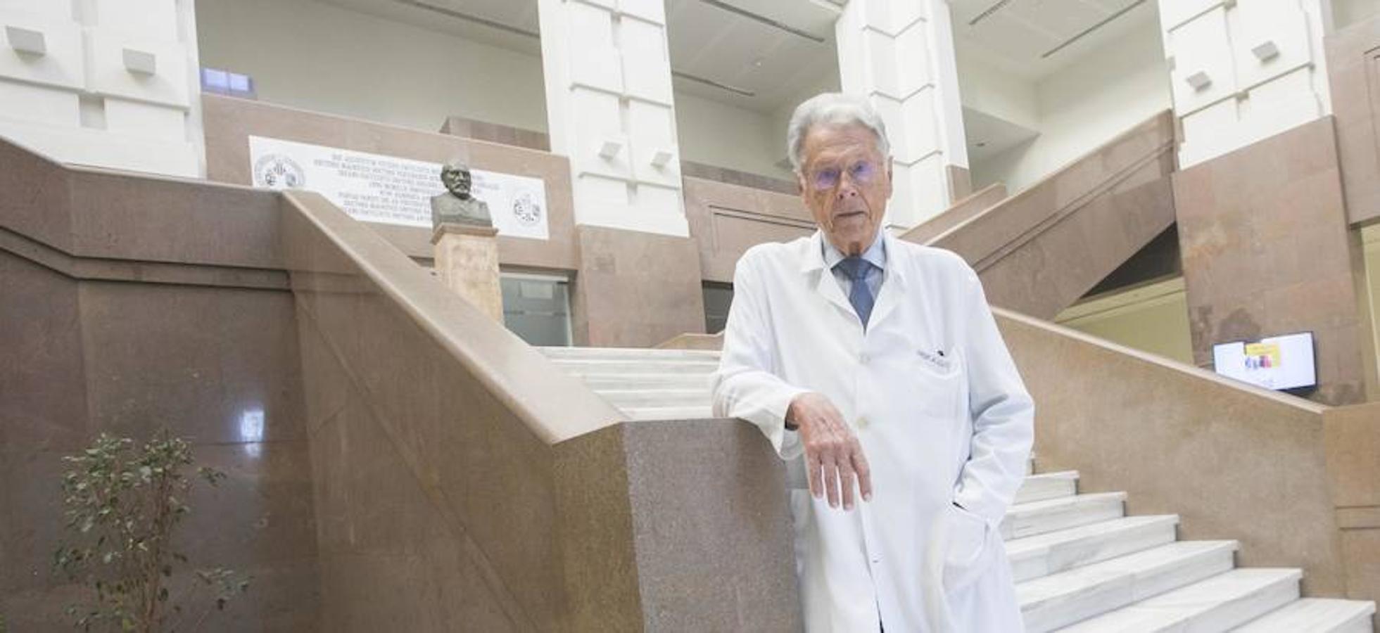 El referente en la historia de la medicina mantiene una incesante actividad a pesar de rebasar los ochenta años. El médico, catedrático, maestro e investigador divide su tiempo entre la facultad de Medicina y el IVO. «A mi edad te ves imprescindible y eso no es verdad. El día que muera, la vida sigue», asegura Llombart.