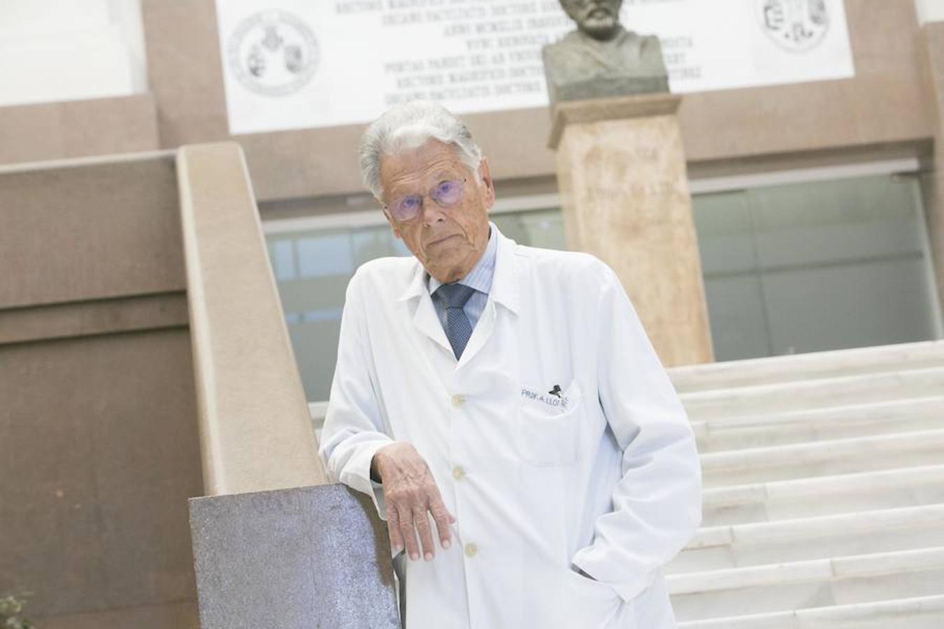 El referente en la historia de la medicina mantiene una incesante actividad a pesar de rebasar los ochenta años. El médico, catedrático, maestro e investigador divide su tiempo entre la facultad de Medicina y el IVO. «A mi edad te ves imprescindible y eso no es verdad. El día que muera, la vida sigue», asegura Llombart.