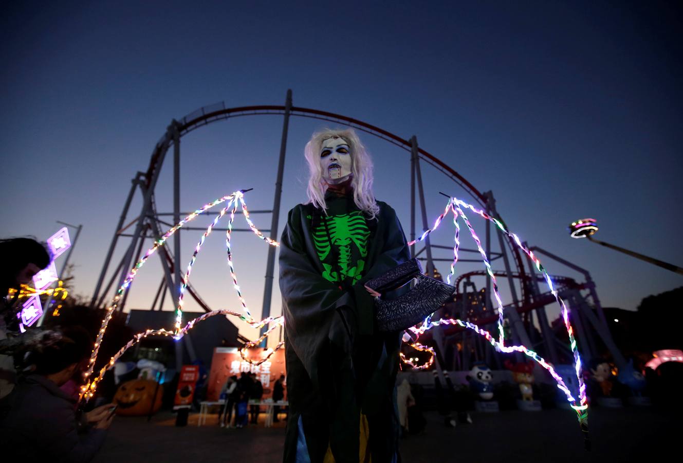 Múltiples rincones del planeta celebran la fiesta de Halloween, que tiene como origen la fiesta celta Samhain, del fin de la cosecha. Washíngton, Pekín, Hong Kong, Johannesburgo, Berlín, Galway (Irlanda), Krulov y Managua son sólo algunas de la ciudades que se disfrazan esta noche.