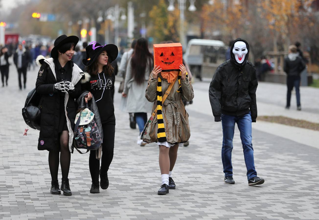 Múltiples rincones del planeta celebran la fiesta de Halloween, que tiene como origen la fiesta celta Samhain, del fin de la cosecha. Washíngton, Pekín, Hong Kong, Johannesburgo, Berlín, Galway (Irlanda), Krulov y Managua son sólo algunas de la ciudades que se disfrazan esta noche.