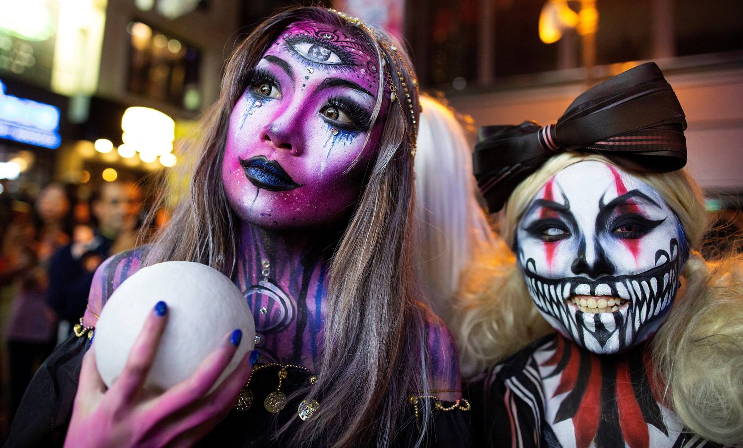 Múltiples rincones del planeta celebran la fiesta de Halloween, que tiene como origen la fiesta celta Samhain, del fin de la cosecha. Washíngton, Pekín, Hong Kong, Johannesburgo, Berlín, Galway (Irlanda), Krulov y Managua son sólo algunas de la ciudades que se disfrazan esta noche.