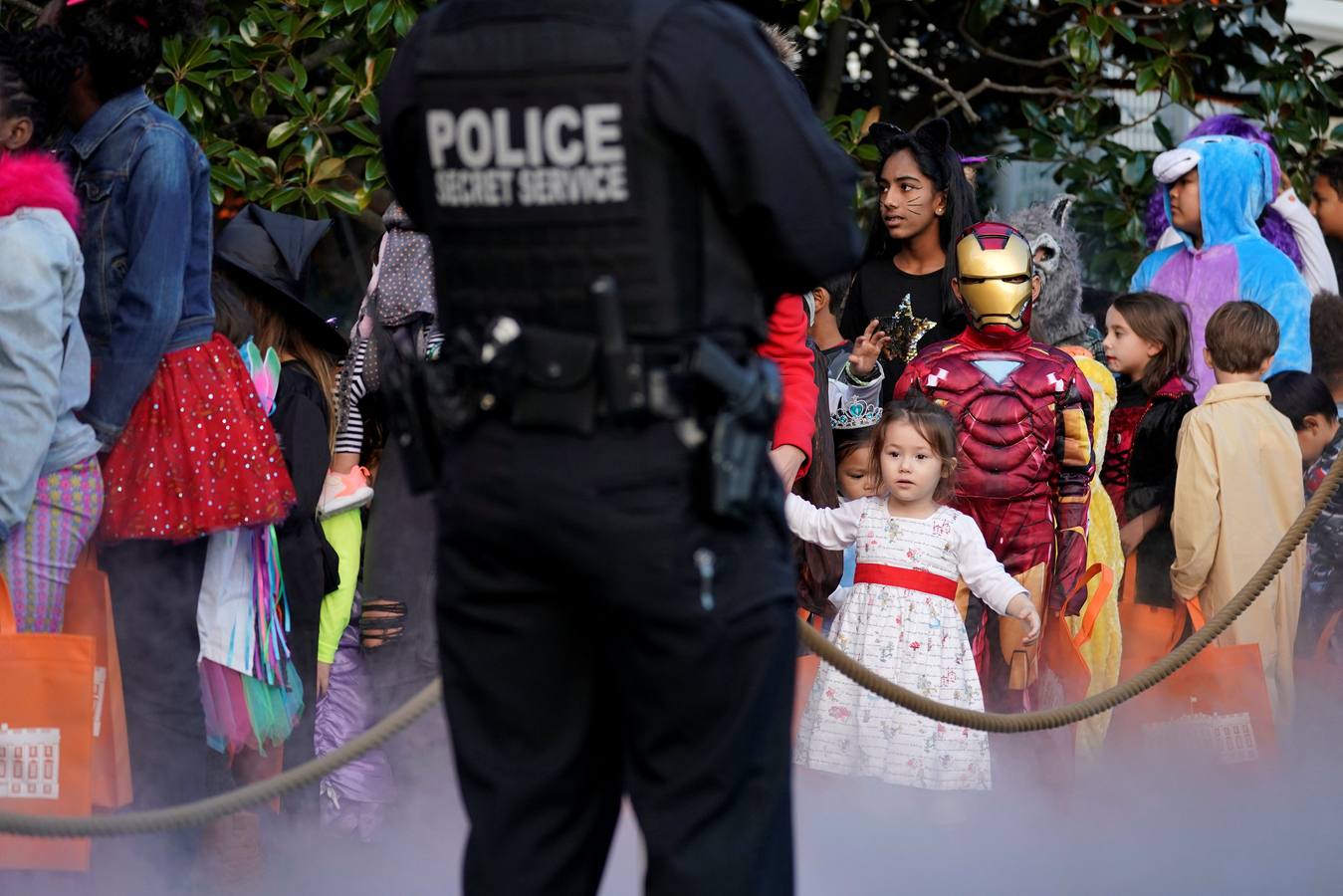 Múltiples rincones del planeta celebran la fiesta de Halloween, que tiene como origen la fiesta celta Samhain, del fin de la cosecha. Washíngton, Pekín, Hong Kong, Johannesburgo, Berlín, Galway (Irlanda), Krulov y Managua son sólo algunas de la ciudades que se disfrazan esta noche.