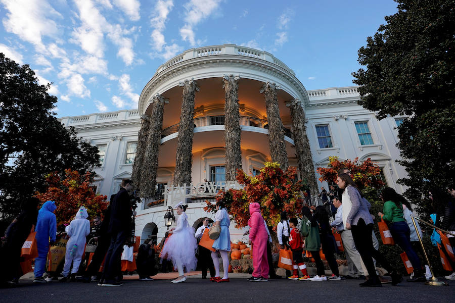 Múltiples rincones del planeta celebran la fiesta de Halloween, que tiene como origen la fiesta celta Samhain, del fin de la cosecha. Washíngton, Pekín, Hong Kong, Johannesburgo, Berlín, Galway (Irlanda), Krulov y Managua son sólo algunas de la ciudades que se disfrazan esta noche.