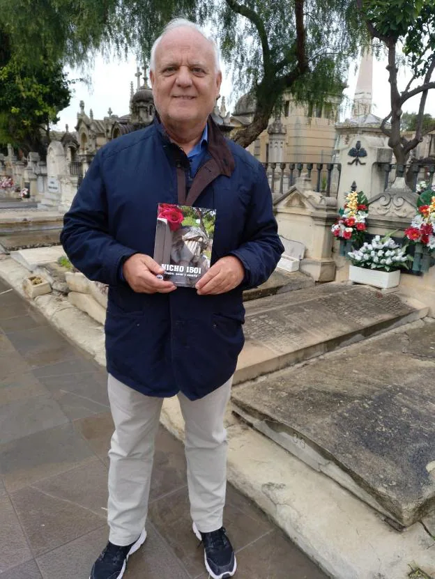 Rafael Solaz, con su libro. 