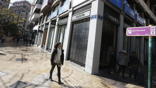 Comercios del centro de Valencia cerrados en una jornada festiva. 