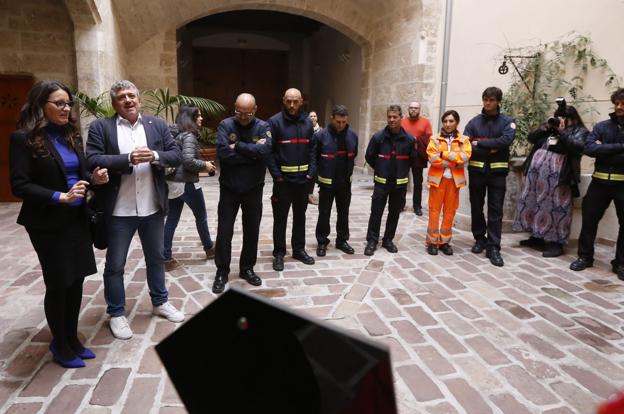 Mónica Oltra y Josep Bort, a la izquierda en la imagen, ayer junto a algunos bomberos. 