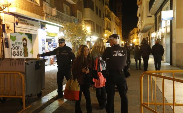 La Policía controla las calles de Valencia durante la noche de Halloween.