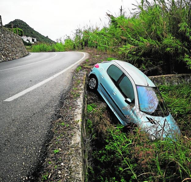 Vehículo que salió de la carretera entre La Font y Oliva, en uno de los puntos negros de la vía. 