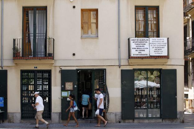 Carteles contra los alojamientos turísticos ilegales en balcones del centro de Valencia. 