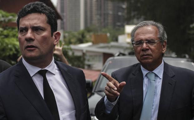 Sergio Moro (i), responsable por la operación Lava Jato en primera instancia, es visto junto al futuro ministro de la Hacienda de Brasil, Paulo Guedes. 