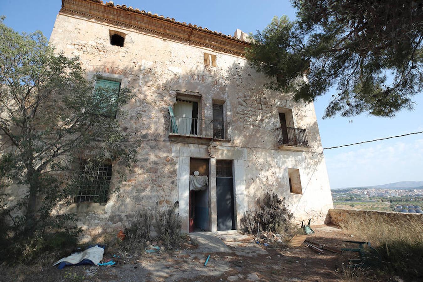 El abandono y olvido protagonizan más de un rincón de la Comunitat Valenciana. Algunos de los puntos donde más se visibiliza la incuria y sus lamentables efectos son las casas, fincas y otra serie de recintos residenciales, en los que a veces incluso quedan trazos de la vida que un día albergaron. Un zapato, una silla, cristales rotos o botellas vacías: crónica trizada que, a ojos observadores, refleja quién vivía ahí y cómo. Aunque no en todos los casos, ni mucho menos. Este es uno de ellos. Su interior no deja más pistas sobre su pasado de las que saben los vecinos de la localidad: ninguna. Poco se conoce sobre esta masía abandonada en las inmediaciones de Segorbe (Castellón) en un estado de abandono del que -sorprendentemente- ni siquiera las leyendas urbanas se han hecho eco. Un desconocimiento evidente del que solo se libra la fecha de su compra: los rumores apuntan a que fue en el año 1743, pero se ignora el resto de su historia hasta día de hoy. Unas ruinas donde el anonimato, paradójicamente, torna el misterio más en curiosidad que en terror.