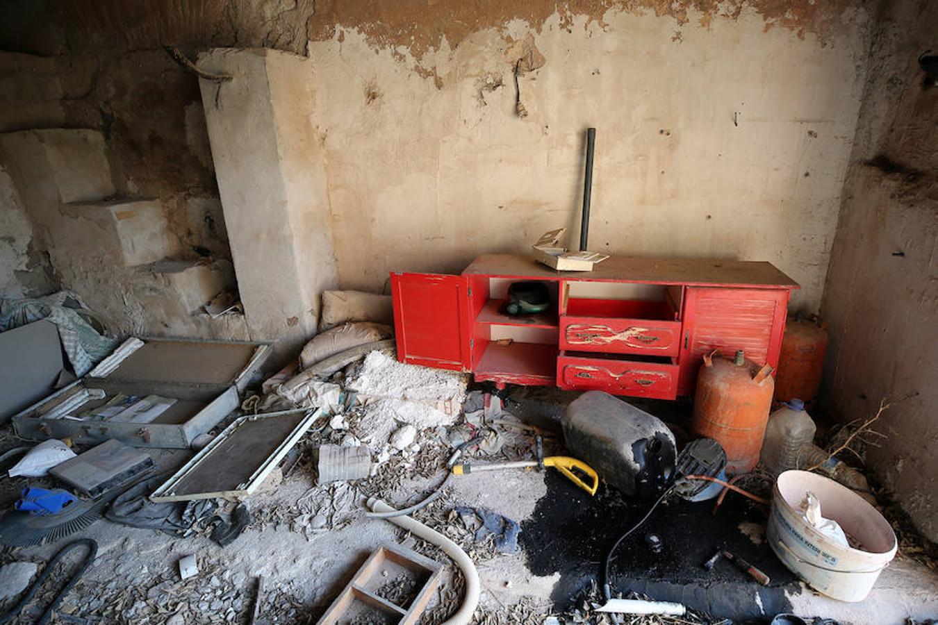 El abandono y olvido protagonizan más de un rincón de la Comunitat Valenciana. Algunos de los puntos donde más se visibiliza la incuria y sus lamentables efectos son las casas, fincas y otra serie de recintos residenciales, en los que a veces incluso quedan trazos de la vida que un día albergaron. Un zapato, una silla, cristales rotos o botellas vacías: crónica trizada que, a ojos observadores, refleja quién vivía ahí y cómo. Aunque no en todos los casos, ni mucho menos. Este es uno de ellos. Su interior no deja más pistas sobre su pasado de las que saben los vecinos de la localidad: ninguna. Poco se conoce sobre esta masía abandonada en las inmediaciones de Segorbe (Castellón) en un estado de abandono del que -sorprendentemente- ni siquiera las leyendas urbanas se han hecho eco. Un desconocimiento evidente del que solo se libra la fecha de su compra: los rumores apuntan a que fue en el año 1743, pero se ignora el resto de su historia hasta día de hoy. Unas ruinas donde el anonimato, paradójicamente, torna el misterio más en curiosidad que en terror.