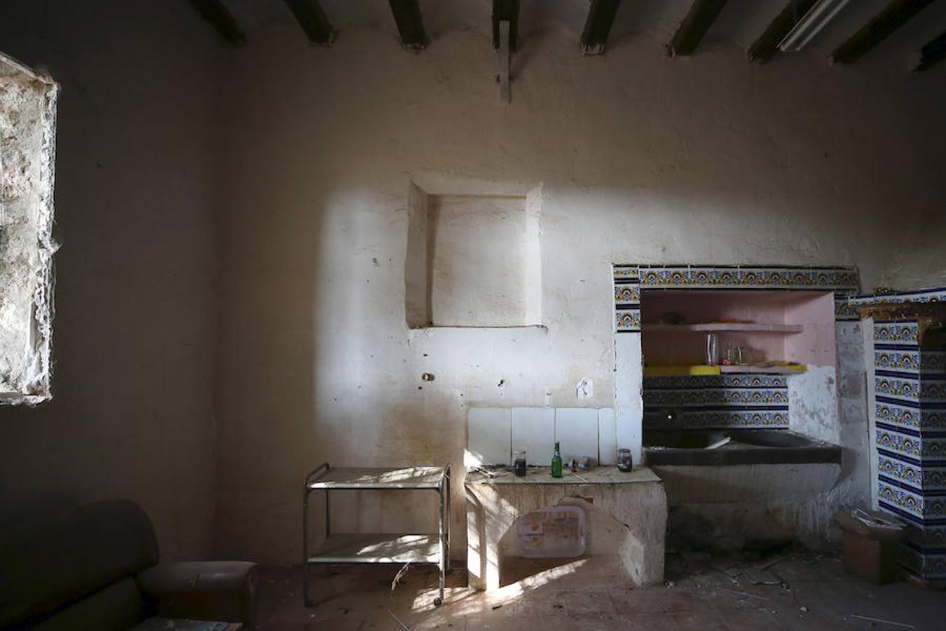 El abandono y olvido protagonizan más de un rincón de la Comunitat Valenciana. Algunos de los puntos donde más se visibiliza la incuria y sus lamentables efectos son las casas, fincas y otra serie de recintos residenciales, en los que a veces incluso quedan trazos de la vida que un día albergaron. Un zapato, una silla, cristales rotos o botellas vacías: crónica trizada que, a ojos observadores, refleja quién vivía ahí y cómo. Aunque no en todos los casos, ni mucho menos. Este es uno de ellos. Su interior no deja más pistas sobre su pasado de las que saben los vecinos de la localidad: ninguna. Poco se conoce sobre esta masía abandonada en las inmediaciones de Segorbe (Castellón) en un estado de abandono del que -sorprendentemente- ni siquiera las leyendas urbanas se han hecho eco. Un desconocimiento evidente del que solo se libra la fecha de su compra: los rumores apuntan a que fue en el año 1.743, pero se ignora el resto de su historia hasta día de hoy. Unas ruinas donde el anonimato, paradójicamente, torna el misterio más en curiosidad que en terror.