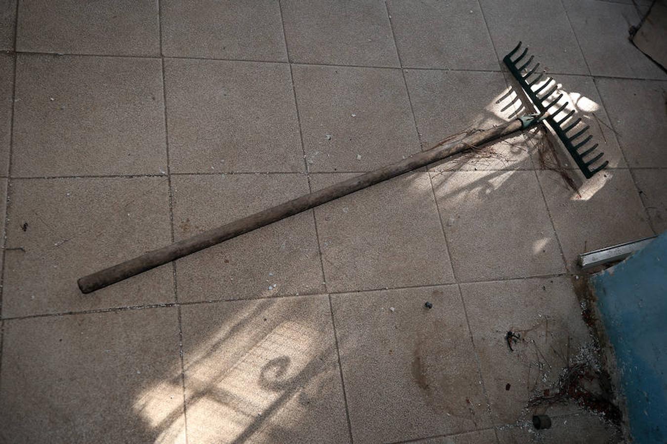 El abandono y olvido protagonizan más de un rincón de la Comunitat Valenciana. Algunos de los puntos donde más se visibiliza la incuria y sus lamentables efectos son las casas, fincas y otra serie de recintos residenciales, en los que a veces incluso quedan trazos de la vida que un día albergaron. Un zapato, una silla, cristales rotos o botellas vacías: crónica trizada que, a ojos observadores, refleja quién vivía ahí y cómo. Aunque no en todos los casos, ni mucho menos. Este es uno de ellos. Su interior no deja más pistas sobre su pasado de las que saben los vecinos de la localidad: ninguna. Poco se conoce sobre esta masía abandonada en las inmediaciones de Segorbe (Castellón) en un estado de abandono del que -sorprendentemente- ni siquiera las leyendas urbanas se han hecho eco. Un desconocimiento evidente del que solo se libra la fecha de su compra: los rumores apuntan a que fue en el año 1743, pero se ignora el resto de su historia hasta día de hoy. Unas ruinas donde el anonimato, paradójicamente, torna el misterio más en curiosidad que en terror.