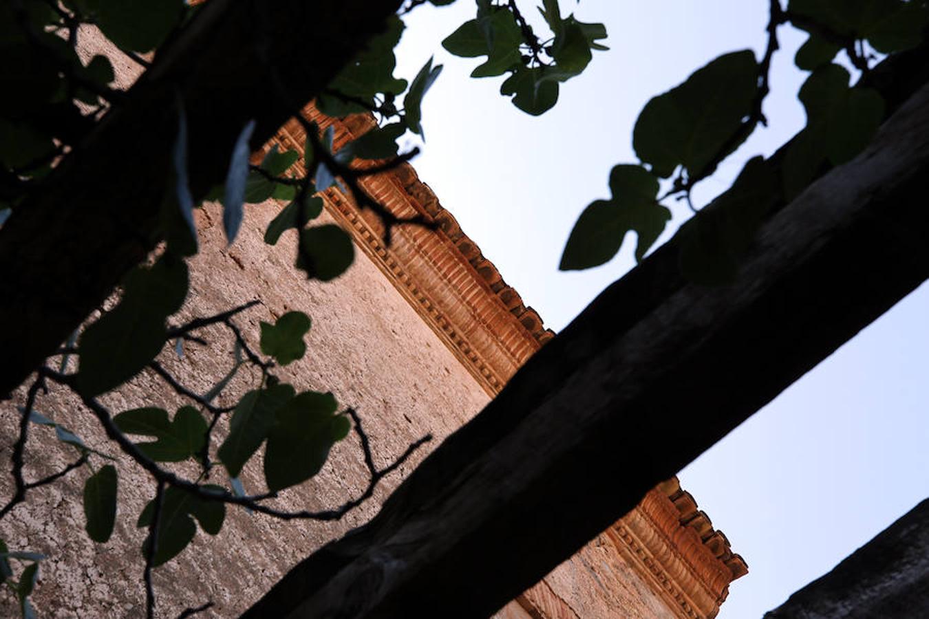 El abandono y olvido protagonizan más de un rincón de la Comunitat Valenciana. Algunos de los puntos donde más se visibiliza la incuria y sus lamentables efectos son las casas, fincas y otra serie de recintos residenciales, en los que a veces incluso quedan trazos de la vida que un día albergaron. Un zapato, una silla, cristales rotos o botellas vacías: crónica trizada que, a ojos observadores, refleja quién vivía ahí y cómo. Aunque no en todos los casos, ni mucho menos. Este es uno de ellos. Su interior no deja más pistas sobre su pasado de las que saben los vecinos de la localidad: ninguna. Poco se conoce sobre esta masía abandonada en las inmediaciones de Segorbe (Castellón) en un estado de abandono del que -sorprendentemente- ni siquiera las leyendas urbanas se han hecho eco. Un desconocimiento evidente del que solo se libra la fecha de su compra: los rumores apuntan a que fue en el año 1743, pero se ignora el resto de su historia hasta día de hoy. Unas ruinas donde el anonimato, paradójicamente, torna el misterio más en curiosidad que en terror.