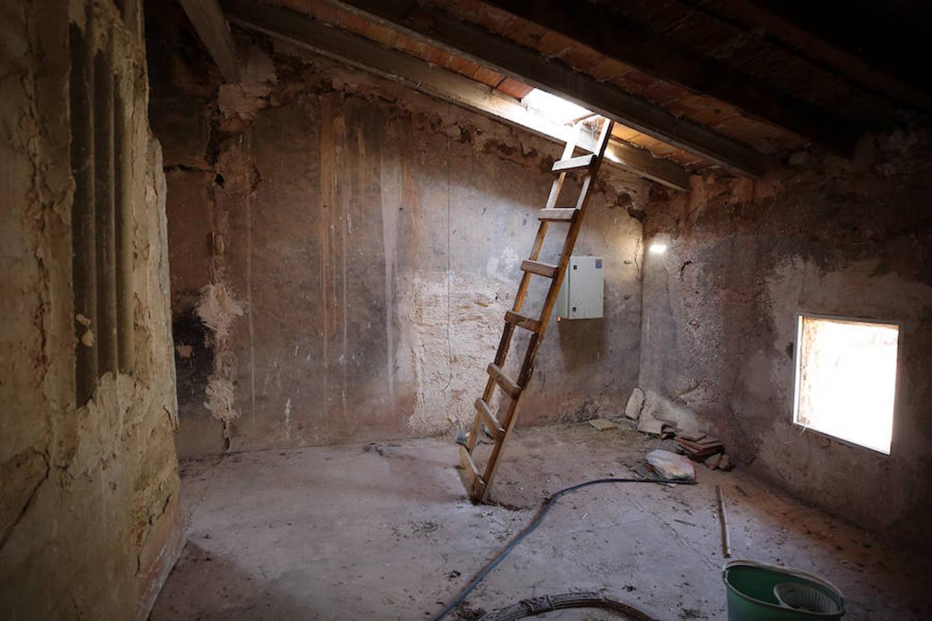 El abandono y olvido protagonizan más de un rincón de la Comunitat Valenciana. Algunos de los puntos donde más se visibiliza la incuria y sus lamentables efectos son las casas, fincas y otra serie de recintos residenciales, en los que a veces incluso quedan trazos de la vida que un día albergaron. Un zapato, una silla, cristales rotos o botellas vacías: crónica trizada que, a ojos observadores, refleja quién vivía ahí y cómo. Aunque no en todos los casos, ni mucho menos. Este es uno de ellos. Su interior no deja más pistas sobre su pasado de las que saben los vecinos de la localidad: ninguna. Poco se conoce sobre esta masía abandonada en las inmediaciones de Segorbe (Castellón) en un estado de abandono del que -sorprendentemente- ni siquiera las leyendas urbanas se han hecho eco. Un desconocimiento evidente del que solo se libra la fecha de su compra: los rumores apuntan a que fue en el año 1743, pero se ignora el resto de su historia hasta día de hoy. Unas ruinas donde el anonimato, paradójicamente, torna el misterio más en curiosidad que en terror.