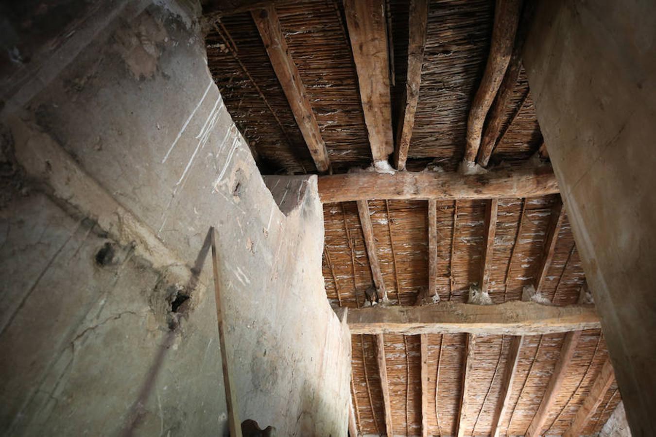 El abandono y olvido protagonizan más de un rincón de la Comunitat Valenciana. Algunos de los puntos donde más se visibiliza la incuria y sus lamentables efectos son las casas, fincas y otra serie de recintos residenciales, en los que a veces incluso quedan trazos de la vida que un día albergaron. Un zapato, una silla, cristales rotos o botellas vacías: crónica trizada que, a ojos observadores, refleja quién vivía ahí y cómo. Aunque no en todos los casos, ni mucho menos. Este es uno de ellos. Su interior no deja más pistas sobre su pasado de las que saben los vecinos de la localidad: ninguna. Poco se conoce sobre esta masía abandonada en las inmediaciones de Segorbe (Castellón) en un estado de abandono del que -sorprendentemente- ni siquiera las leyendas urbanas se han hecho eco. Un desconocimiento evidente del que solo se libra la fecha de su compra: los rumores apuntan a que fue en el año 1743, pero se ignora el resto de su historia hasta día de hoy. Unas ruinas donde el anonimato, paradójicamente, torna el misterio más en curiosidad que en terror.