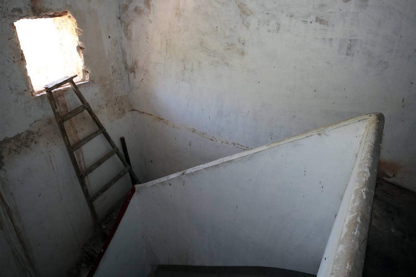 El abandono y olvido protagonizan más de un rincón de la Comunitat Valenciana. Algunos de los puntos donde más se visibiliza la incuria y sus lamentables efectos son las casas, fincas y otra serie de recintos residenciales, en los que a veces incluso quedan trazos de la vida que un día albergaron. Un zapato, una silla, cristales rotos o botellas vacías: crónica trizada que, a ojos observadores, refleja quién vivía ahí y cómo. Aunque no en todos los casos, ni mucho menos. Este es uno de ellos. Su interior no deja más pistas sobre su pasado de las que saben los vecinos de la localidad: ninguna. Poco se conoce sobre esta masía abandonada en las inmediaciones de Segorbe (Castellón) en un estado de abandono del que -sorprendentemente- ni siquiera las leyendas urbanas se han hecho eco. Un desconocimiento evidente del que solo se libra la fecha de su compra: los rumores apuntan a que fue en el año 1743, pero se ignora el resto de su historia hasta día de hoy. Unas ruinas donde el anonimato, paradójicamente, torna el misterio más en curiosidad que en terror.
