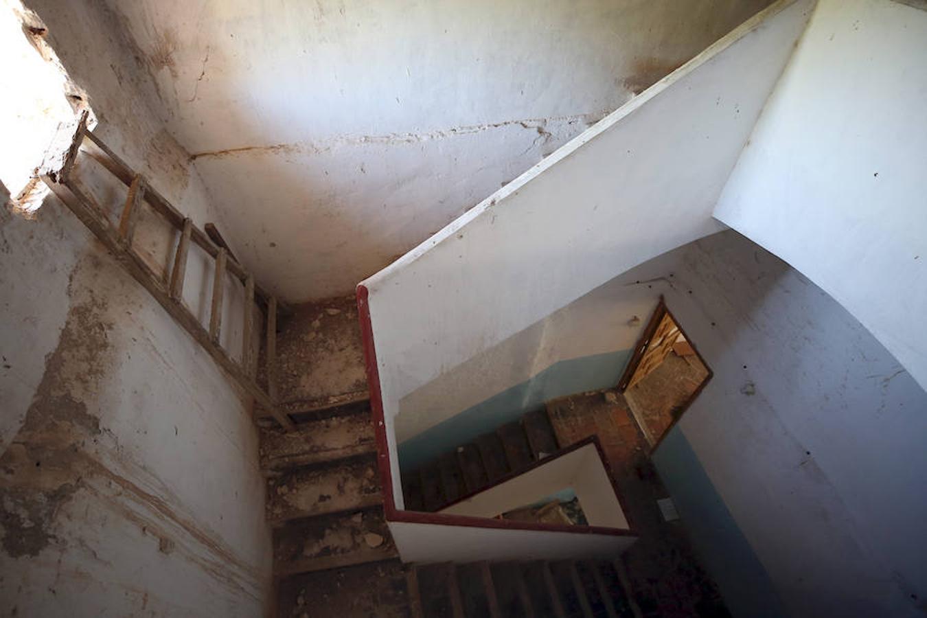 El abandono y olvido protagonizan más de un rincón de la Comunitat Valenciana. Algunos de los puntos donde más se visibiliza la incuria y sus lamentables efectos son las casas, fincas y otra serie de recintos residenciales, en los que a veces incluso quedan trazos de la vida que un día albergaron. Un zapato, una silla, cristales rotos o botellas vacías: crónica trizada que, a ojos observadores, refleja quién vivía ahí y cómo. Aunque no en todos los casos, ni mucho menos. Este es uno de ellos. Su interior no deja más pistas sobre su pasado de las que saben los vecinos de la localidad: ninguna. Poco se conoce sobre esta masía abandonada en las inmediaciones de Segorbe (Castellón) en un estado de abandono del que -sorprendentemente- ni siquiera las leyendas urbanas se han hecho eco. Un desconocimiento evidente del que solo se libra la fecha de su compra: los rumores apuntan a que fue en el año 1743, pero se ignora el resto de su historia hasta día de hoy. Unas ruinas donde el anonimato, paradójicamente, torna el misterio más en curiosidad que en terror.
