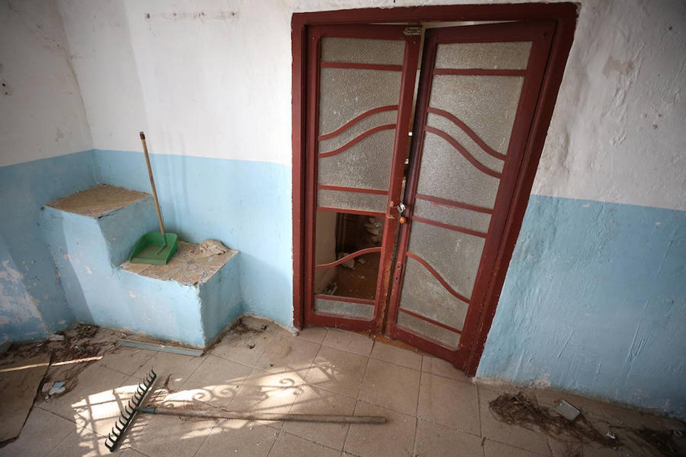 El abandono y olvido protagonizan más de un rincón de la Comunitat Valenciana. Algunos de los puntos donde más se visibiliza la incuria y sus lamentables efectos son las casas, fincas y otra serie de recintos residenciales, en los que a veces incluso quedan trazos de la vida que un día albergaron. Un zapato, una silla, cristales rotos o botellas vacías: crónica trizada que, a ojos observadores, refleja quién vivía ahí y cómo. Aunque no en todos los casos, ni mucho menos. Este es uno de ellos. Su interior no deja más pistas sobre su pasado de las que saben los vecinos de la localidad: ninguna. Poco se conoce sobre esta masía abandonada en las inmediaciones de Segorbe (Castellón) en un estado de abandono del que -sorprendentemente- ni siquiera las leyendas urbanas se han hecho eco. Un desconocimiento evidente del que solo se libra la fecha de su compra: los rumores apuntan a que fue en el año 1743, pero se ignora el resto de su historia hasta día de hoy. Unas ruinas donde el anonimato, paradójicamente, torna el misterio más en curiosidad que en terror.