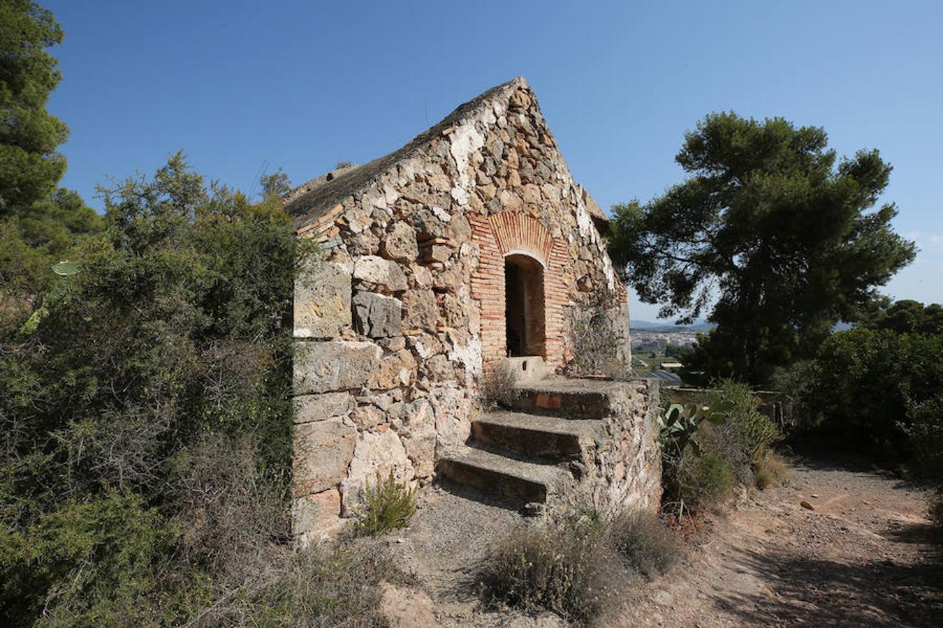 El abandono y olvido protagonizan más de un rincón de la Comunitat Valenciana. Algunos de los puntos donde más se visibiliza la incuria y sus lamentables efectos son las casas, fincas y otra serie de recintos residenciales, en los que a veces incluso quedan trazos de la vida que un día albergaron. Un zapato, una silla, cristales rotos o botellas vacías: crónica trizada que, a ojos observadores, refleja quién vivía ahí y cómo. Aunque no en todos los casos, ni mucho menos. Este es uno de ellos. Su interior no deja más pistas sobre su pasado de las que saben los vecinos de la localidad: ninguna. Poco se conoce sobre esta masía abandonada en las inmediaciones de Segorbe (Castellón) en un estado de abandono del que -sorprendentemente- ni siquiera las leyendas urbanas se han hecho eco. Un desconocimiento evidente del que solo se libra la fecha de su compra: los rumores apuntan a que fue en el año 1743, pero se ignora el resto de su historia hasta día de hoy. Unas ruinas donde el anonimato, paradójicamente, torna el misterio más en curiosidad que en terror.