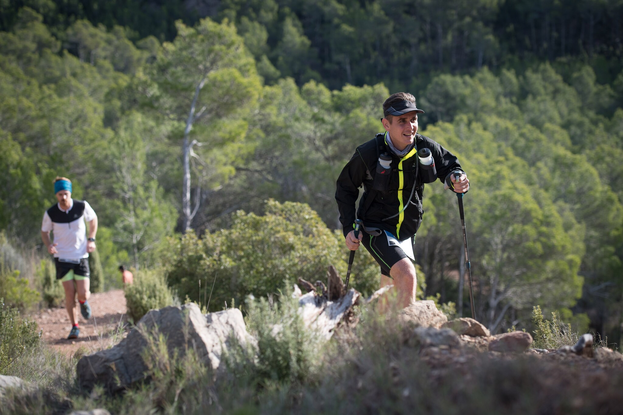 Cientos de corredores y corredoras participan en las carreras de montaña (15K, 30K y 55K) que tienen lugar este fin de semana en Montanejos (Castellón).