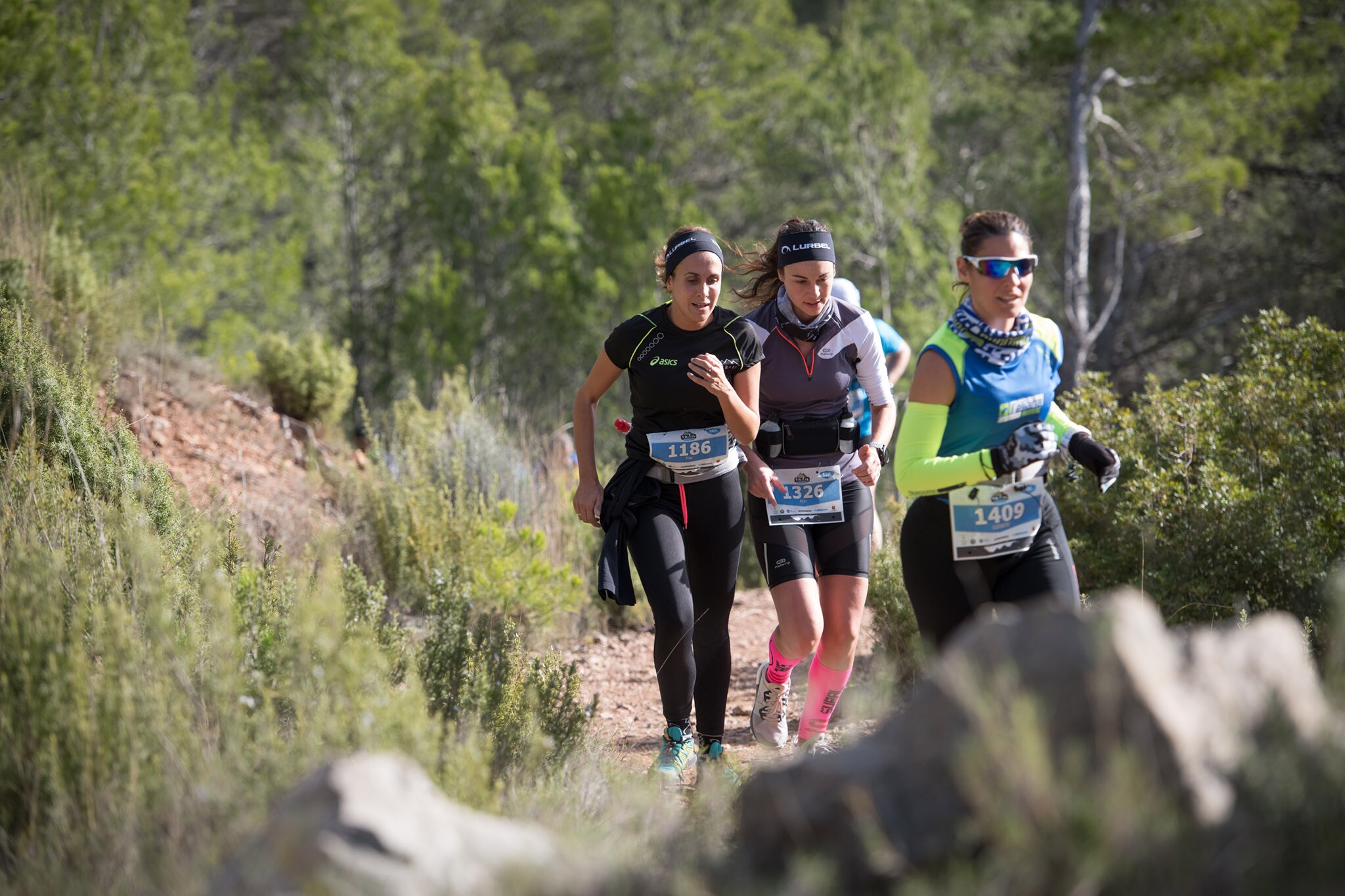 Cientos de corredores y corredoras participan en las carreras de montaña (15K, 30K y 55K) que tienen lugar este fin de semana en Montanejos (Castellón).