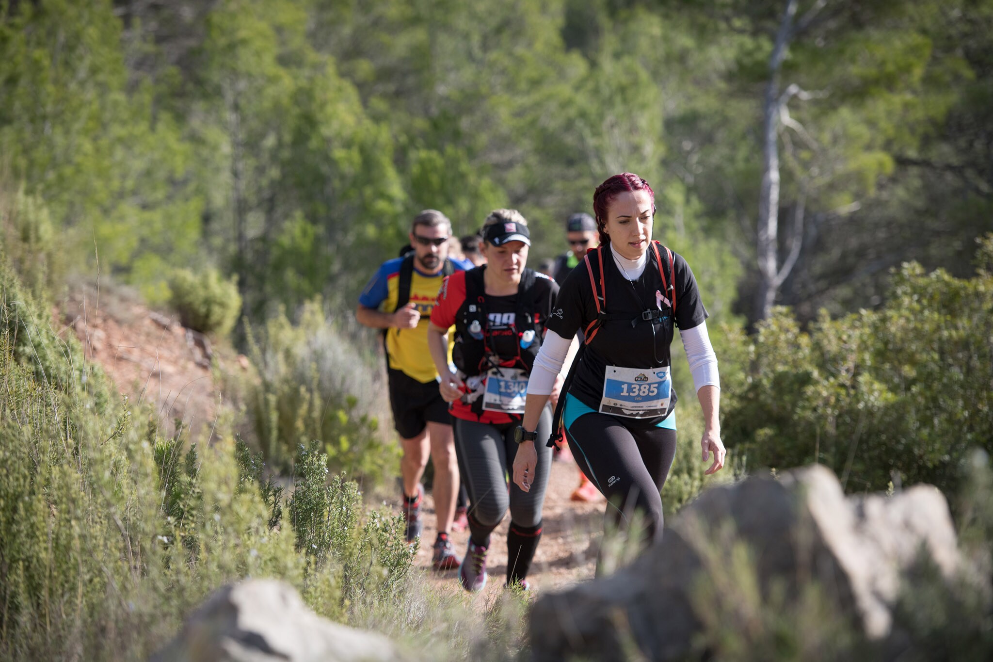 Cientos de corredores y corredoras participan en las carreras de montaña (15K, 30K y 55K) que tienen lugar este fin de semana en Montanejos (Castellón).