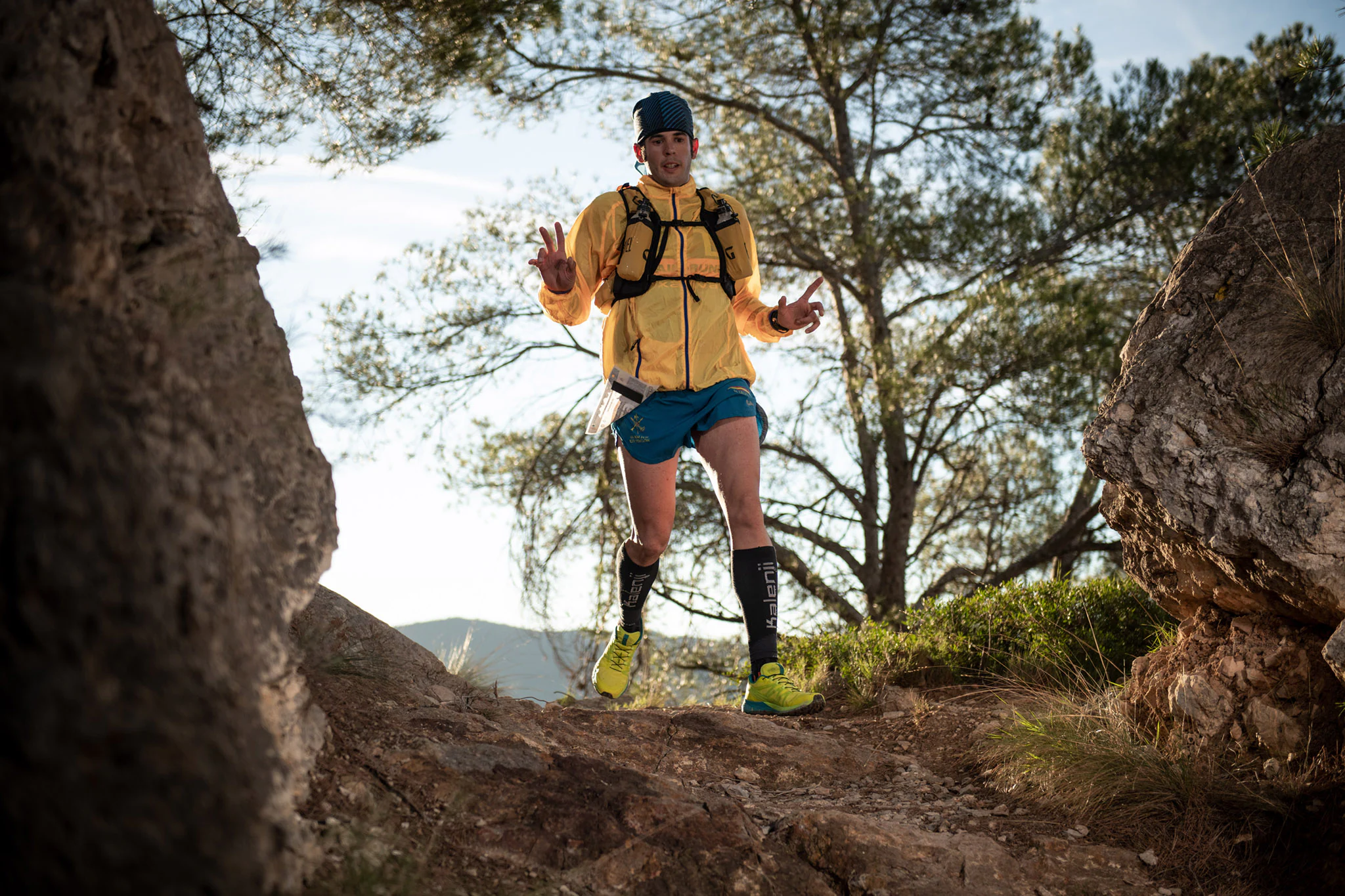 Cientos de corredores y corredoras participan en las carreras de montaña (15K, 30K y 55K) que tienen lugar este fin de semana en Montanejos (Castellón).