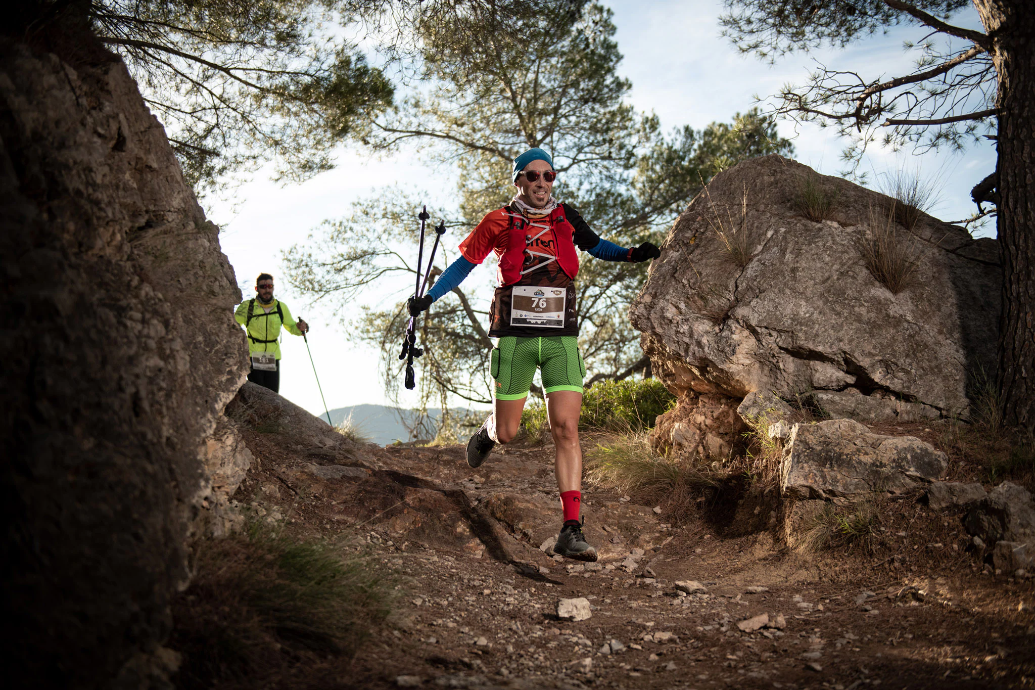 Cientos de corredores y corredoras participan en las carreras de montaña (15K, 30K y 55K) que tienen lugar este fin de semana en Montanejos (Castellón).