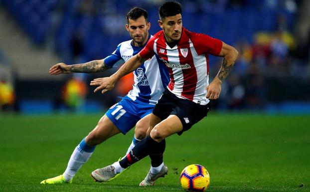 Baptistao (i) lucha por el balón frente al defensa del Athletic Club, Yuri Berchiche.