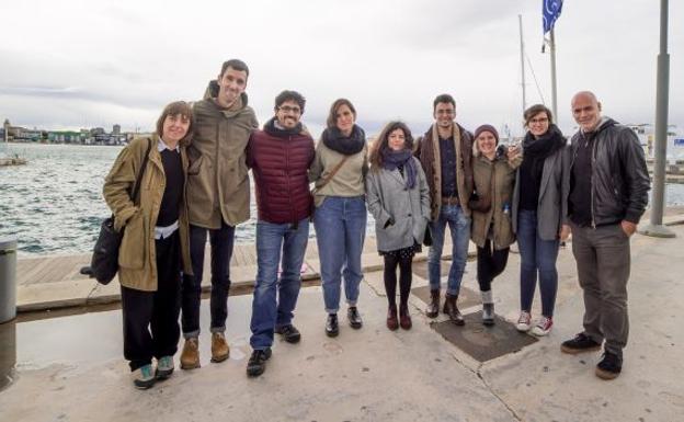 Equipo encargado de la pista de patinaje en la Marina de Valencia.