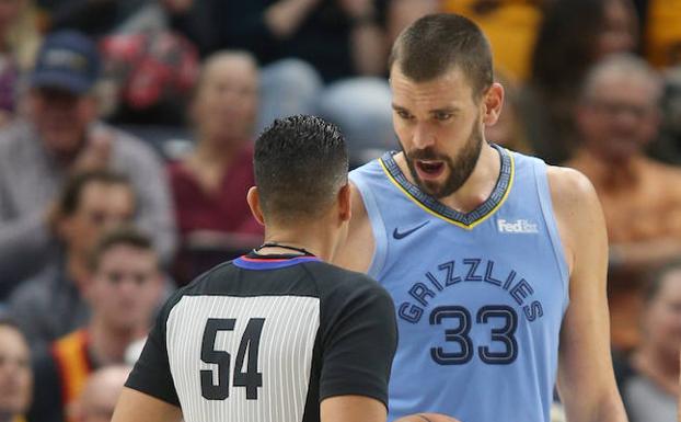 Marc Gasol habla con el árbitro. 