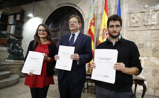 La vicepresidenta Mónica Oltra, el president Ximo Puig y el líder de Podemos en la Comunitat, Antonio Estañ en la firma de los presupuestos de la Generalitat para 2019. 