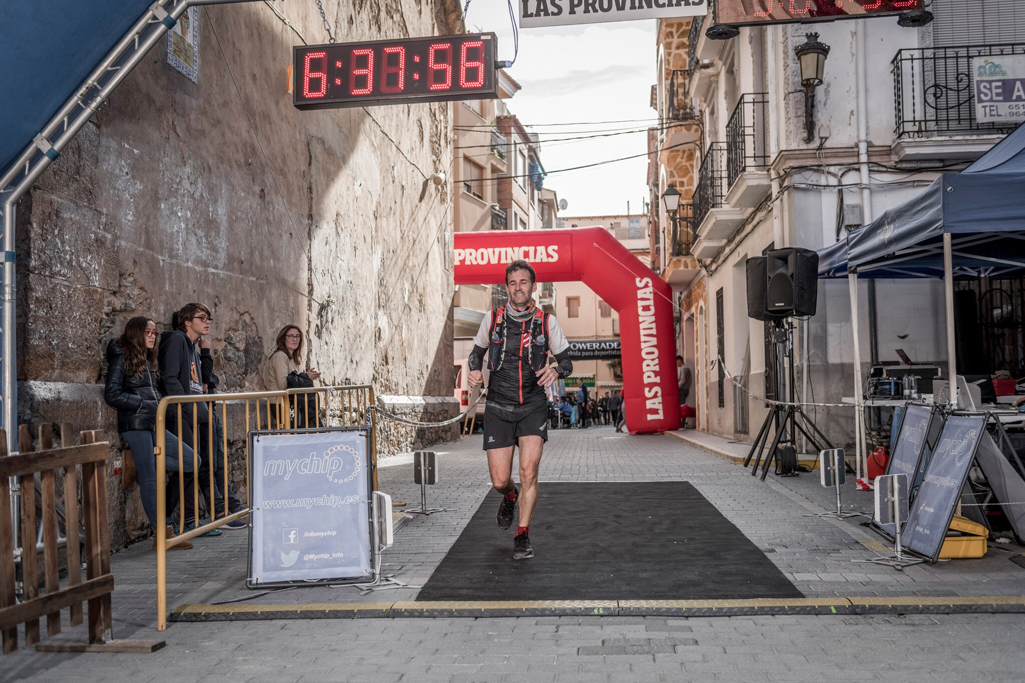 Galería de fotos de la llegada a meta de la carrera de 55 kilómetros del Trail de Montanejos 2018 