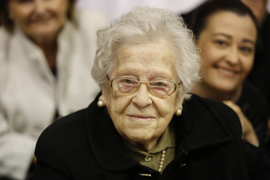 Una veintena de valencianos centenarios han acudido al Ayuntamiento para recibir un homenaje por haber alcanzado esa edad. Arropados por familiares y gracias a su apoyo, estos 21 vecinos de la ciudad han podido subir hasta el Salón de Cristal, para asistir al acto enmarcado en la Semana del Mayor de Valencia. 