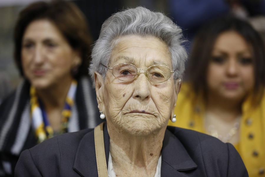 Una veintena de valencianos centenarios han acudido al Ayuntamiento para recibir un homenaje por haber alcanzado esa edad. Arropados por familiares y gracias a su apoyo, estos 21 vecinos de la ciudad han podido subir hasta el Salón de Cristal, para asistir al acto enmarcado en la Semana del Mayor de Valencia. 