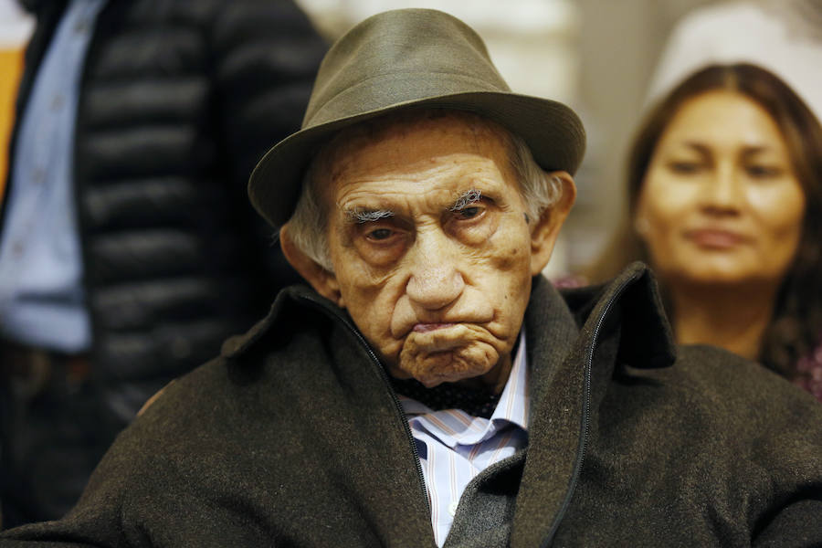 Una veintena de valencianos centenarios han acudido al Ayuntamiento para recibir un homenaje por haber alcanzado esa edad. Arropados por familiares y gracias a su apoyo, estos 21 vecinos de la ciudad han podido subir hasta el Salón de Cristal, para asistir al acto enmarcado en la Semana del Mayor de Valencia. 