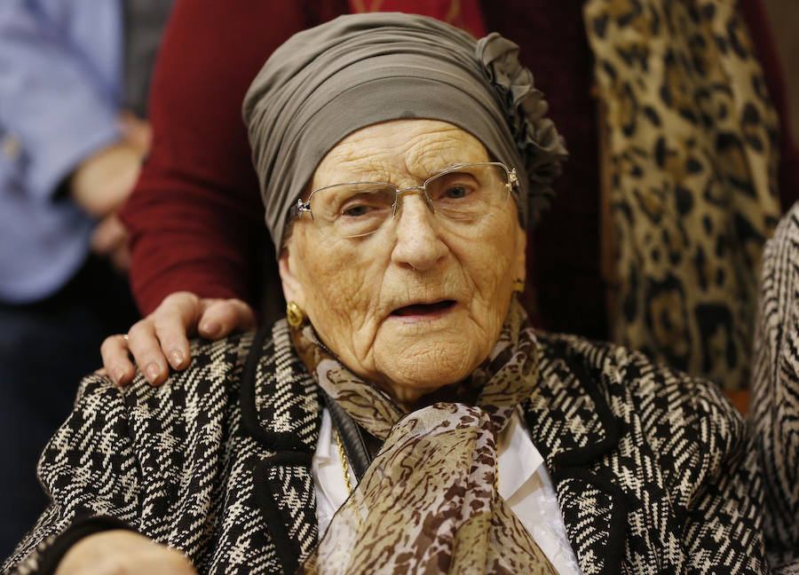 Una veintena de valencianos centenarios han acudido al Ayuntamiento para recibir un homenaje por haber alcanzado esa edad. Arropados por familiares y gracias a su apoyo, estos 21 vecinos de la ciudad han podido subir hasta el Salón de Cristal, para asistir al acto enmarcado en la Semana del Mayor de Valencia. 