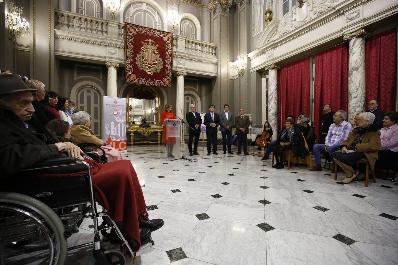 Una veintena de valencianos centenarios han acudido al Ayuntamiento para recibir un homenaje por haber alcanzado esa edad. Arropados por familiares y gracias a su apoyo, estos 21 vecinos de la ciudad han podido subir hasta el Salón de Cristal, para asistir al acto enmarcado en la Semana del Mayor de Valencia. 