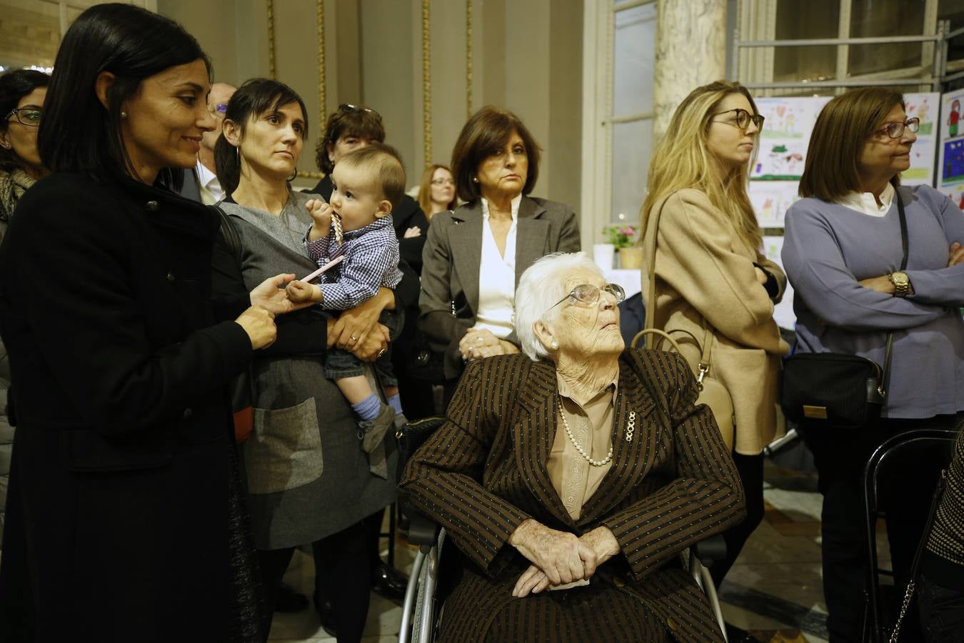 Una veintena de valencianos centenarios han acudido al Ayuntamiento para recibir un homenaje por haber alcanzado esa edad. Arropados por familiares y gracias a su apoyo, estos 21 vecinos de la ciudad han podido subir hasta el Salón de Cristal, para asistir al acto enmarcado en la Semana del Mayor de Valencia. 