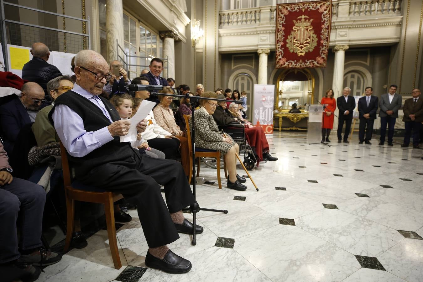 Una veintena de valencianos centenarios han acudido al Ayuntamiento para recibir un homenaje por haber alcanzado esa edad. Arropados por familiares y gracias a su apoyo, estos 21 vecinos de la ciudad han podido subir hasta el Salón de Cristal, para asistir al acto enmarcado en la Semana del Mayor de Valencia. 