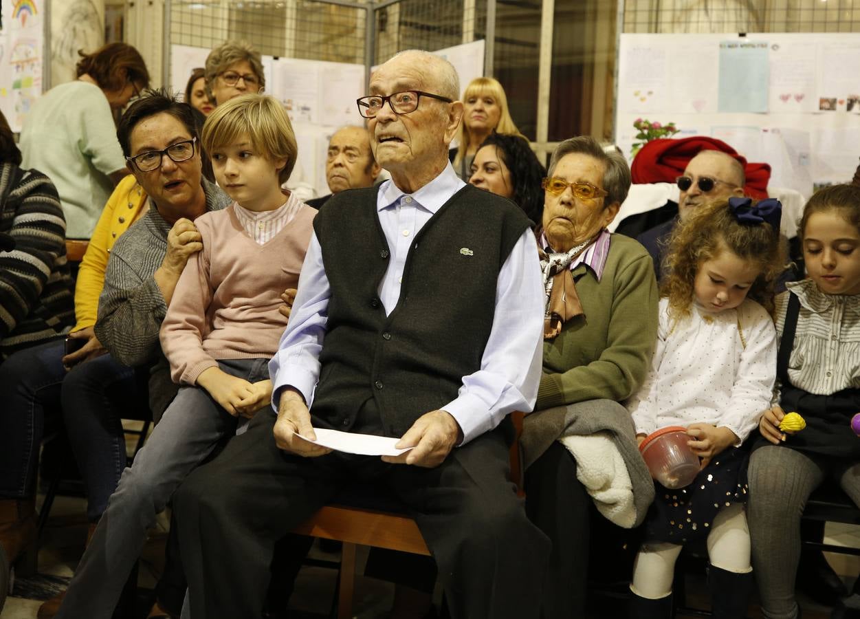Una veintena de valencianos centenarios han acudido al Ayuntamiento para recibir un homenaje por haber alcanzado esa edad. Arropados por familiares y gracias a su apoyo, estos 21 vecinos de la ciudad han podido subir hasta el Salón de Cristal, para asistir al acto enmarcado en la Semana del Mayor de Valencia. 