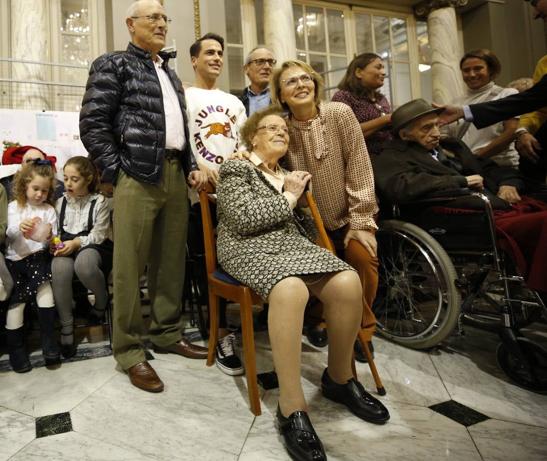 Una veintena de valencianos centenarios han acudido al Ayuntamiento para recibir un homenaje por haber alcanzado esa edad. Arropados por familiares y gracias a su apoyo, estos 21 vecinos de la ciudad han podido subir hasta el Salón de Cristal, para asistir al acto enmarcado en la Semana del Mayor de Valencia. 
