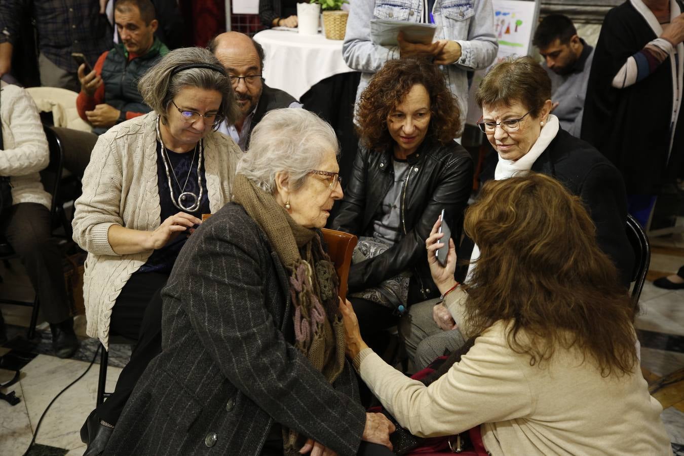 Una veintena de valencianos centenarios han acudido al Ayuntamiento para recibir un homenaje por haber alcanzado esa edad. Arropados por familiares y gracias a su apoyo, estos 21 vecinos de la ciudad han podido subir hasta el Salón de Cristal, para asistir al acto enmarcado en la Semana del Mayor de Valencia. 