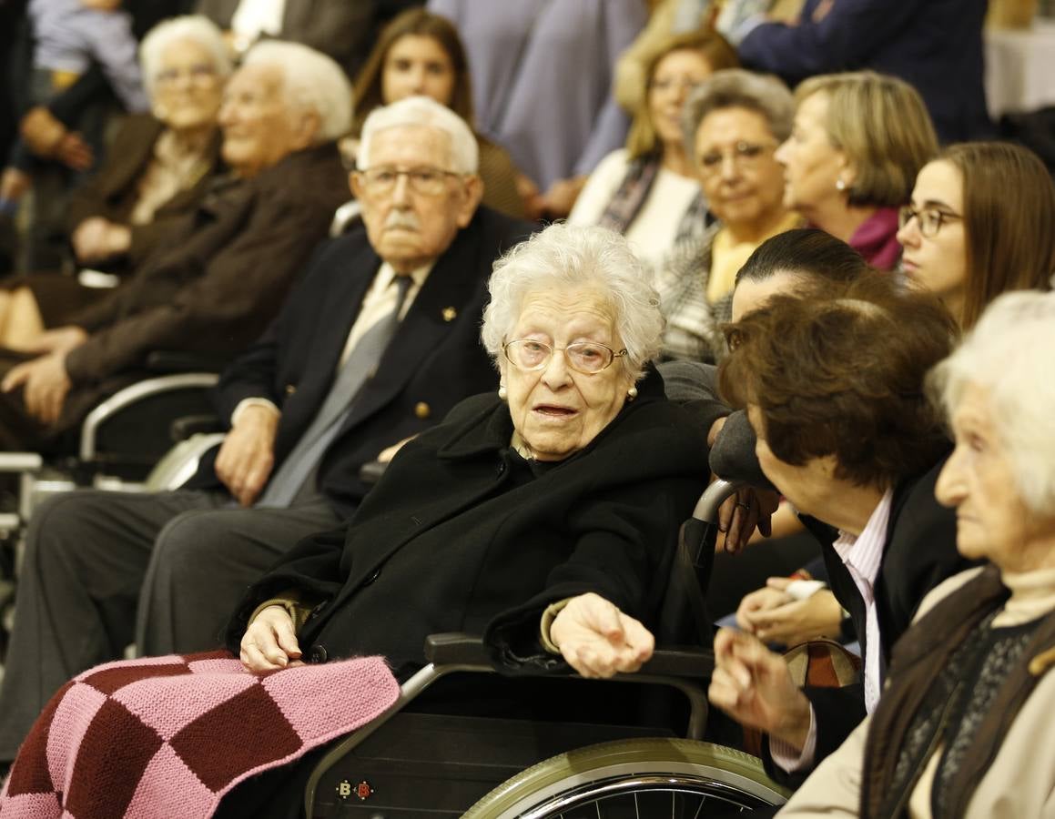 Una veintena de valencianos centenarios han acudido al Ayuntamiento para recibir un homenaje por haber alcanzado esa edad. Arropados por familiares y gracias a su apoyo, estos 21 vecinos de la ciudad han podido subir hasta el Salón de Cristal, para asistir al acto enmarcado en la Semana del Mayor de Valencia. 