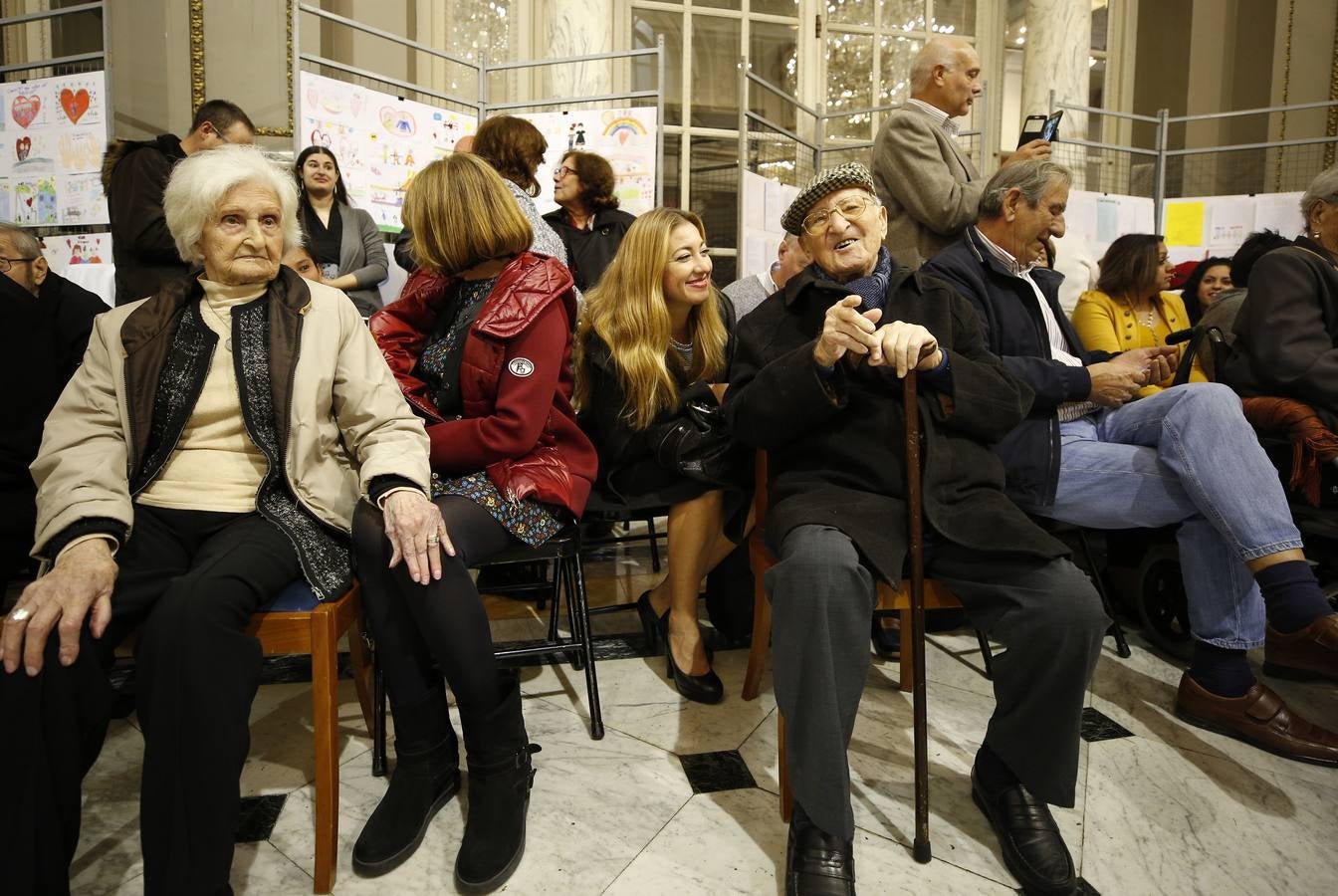 Una veintena de valencianos centenarios han acudido al Ayuntamiento para recibir un homenaje por haber alcanzado esa edad. Arropados por familiares y gracias a su apoyo, estos 21 vecinos de la ciudad han podido subir hasta el Salón de Cristal, para asistir al acto enmarcado en la Semana del Mayor de Valencia. 
