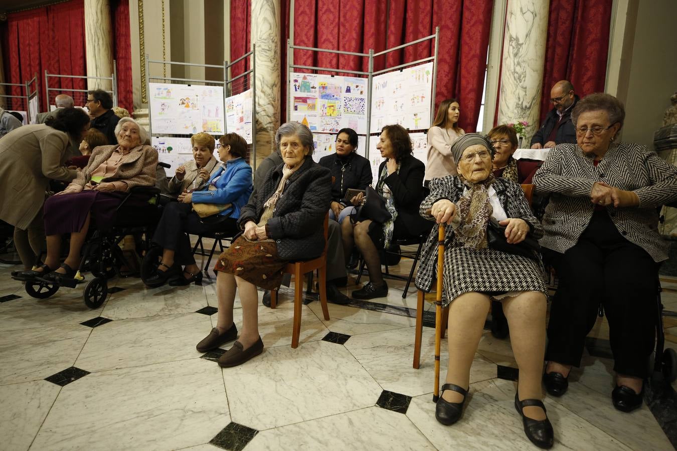 Una veintena de valencianos centenarios han acudido al Ayuntamiento para recibir un homenaje por haber alcanzado esa edad. Arropados por familiares y gracias a su apoyo, estos 21 vecinos de la ciudad han podido subir hasta el Salón de Cristal, para asistir al acto enmarcado en la Semana del Mayor de Valencia. 