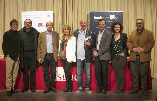 Los organizadores y artistas de la gala ayer, en la presentación de 'Pioneros del Pop. 