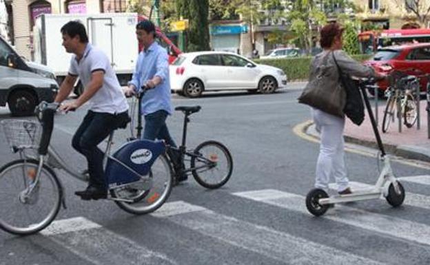 Los discapacitados llevan al Defensor del Pueblo la invasión de patinetes y bicicletas por las aceras